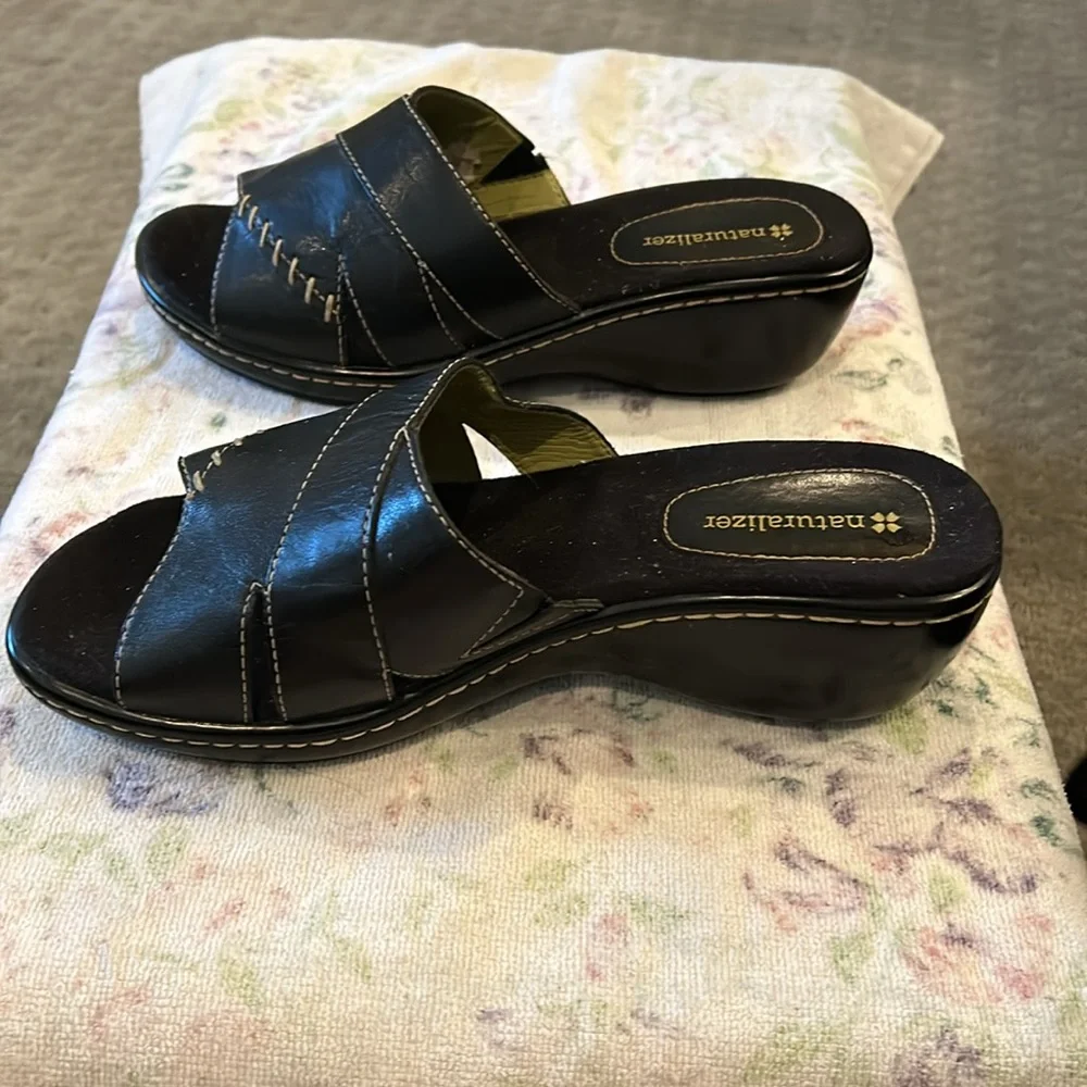 Naturalizer slip on sandals.  Size 8 WW - Picture 3 of 7